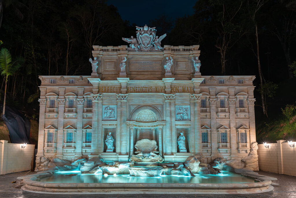 Fontana di Trevi reformada com revestimento natural